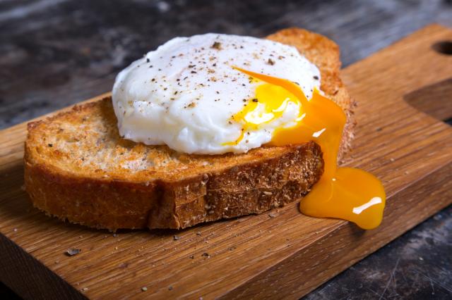 Ovo poché é uma maneira gostosa e prática de variar no preparo com ovo no café da manhã (Créditos: Shutterstock)