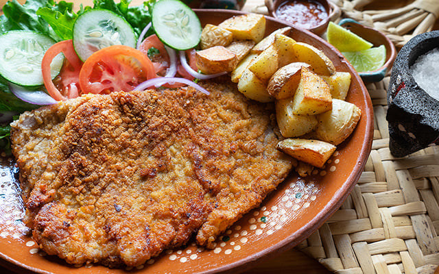 O segredo dos chefs para uma milanesa saborosa está em adicionar isso aos ovos e farinha