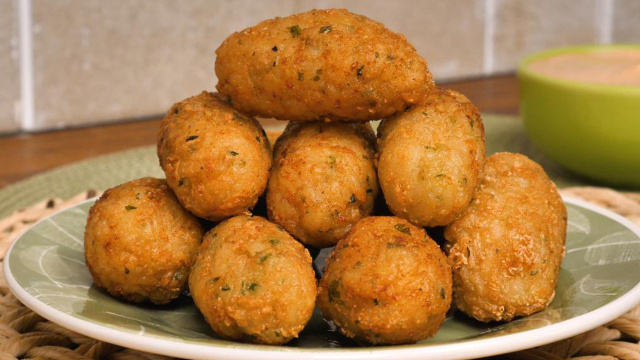 Troque a farinha de trigo por tapioca e faça esse bolinho de arroz sem glúten que fica uma delícia