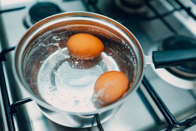 Perguntei a 5 chefs se os ovos cozidos devem começar em água fria ou quente e todos disseram a mesma coisa