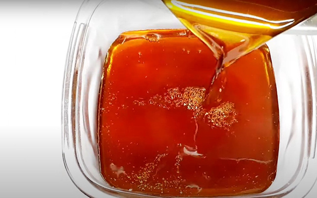 Finalmente fiz uma calda de pudim perfeita: receita é fácil de fazer, não endurece e ainda dura por 3 meses na geladeira