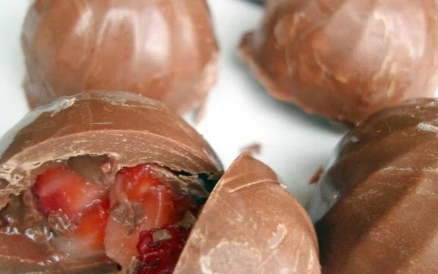 Veja como fazer um bombom recheado delicioso (Créditos: TudoGostoso/Clau)