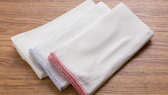 Em truque de vovó dá para confiar: esse é o jeito certo de lavar os panos de prato e deixar branquinho