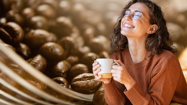 O café pode manter a pele do seu rosto jovem por mais tempo se você escolher esse tipo de torra