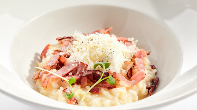 Veja como fazer um risoto de bacon como um chef (Créditos: Shutterstock)