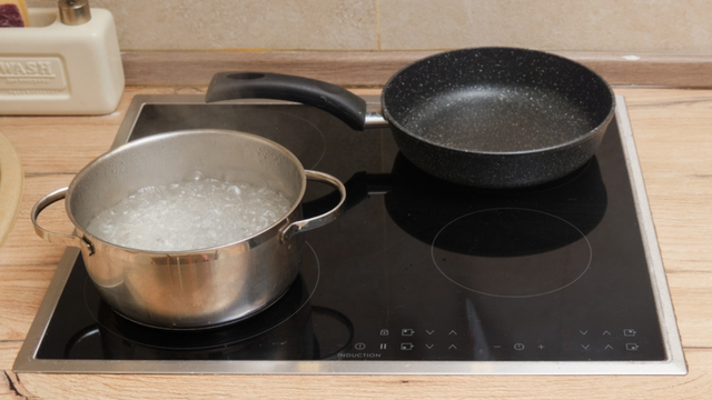 Nem toda panela cozinha igual: entenda como o material interfere no sabor das suas receitas