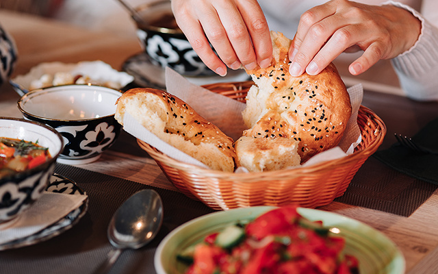 Com quantos anos você descobriu por que os restaurantes dão pão de graça antes da refeição?