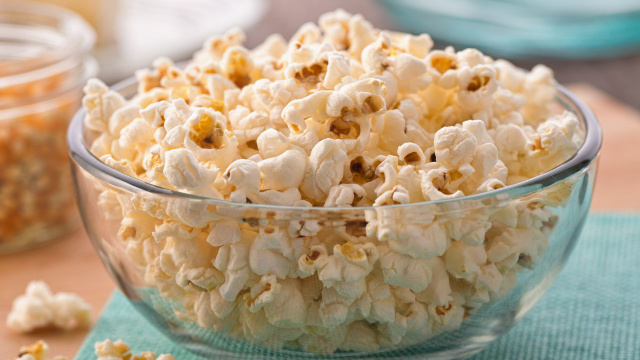 Pipoca sem sujar panela, pipoqueira ou pote? Só com esse truque inteligente