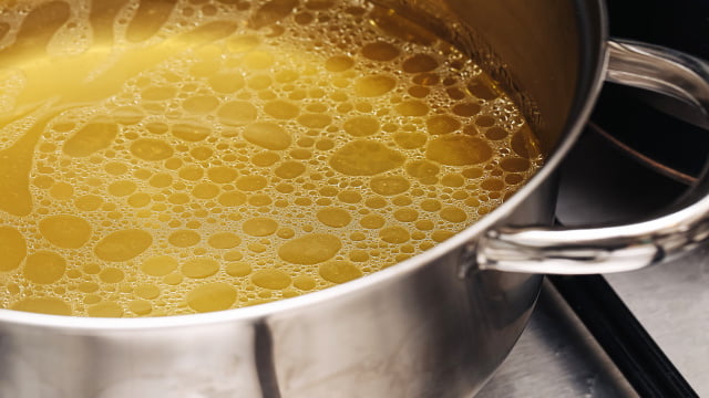 Preparar a sopa com alguns cuidados ajuda a obter um caldo mais leve e saboroso (Foto: Shutterstock)
