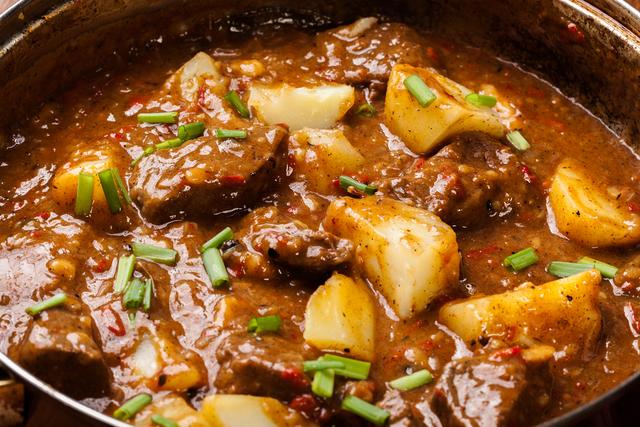Panela com acém no molho com batatas (Créditos: Shutterstock)