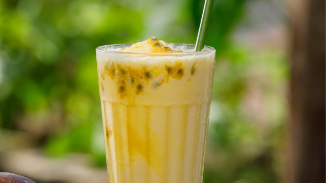 Suco de maracujá com leite bem cremoso decorado com sementes da fruta (Créditos: Shutterstock)