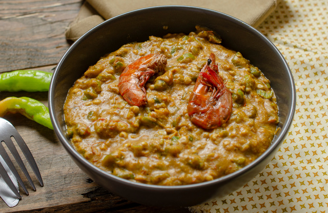Hoje vou fazer um Caruru de Cosme e Damião, iguaria popular no Nordeste que aprendi com uma cozinheira baiana: receita MA-RA-VI-LHO-SA leva quiabo, camarão seco, azeite de dendê e outros temperos