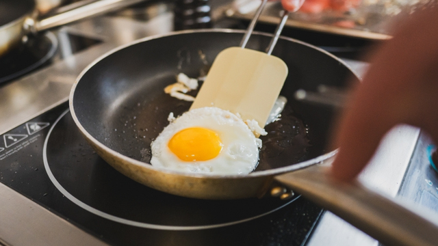 Por que o seu ovo frito gruda na frigideira? Descubra o erro que separa sua receita da perfeição