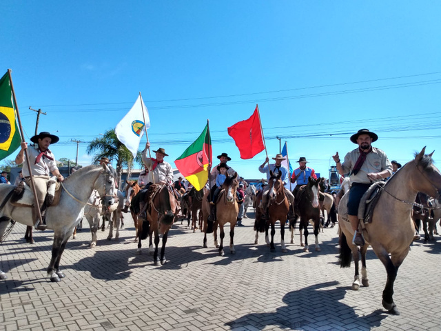 Cavalgada é rito obrigatório e remonta o período de guerra. (Foto: Prefeitura de Torres/RS)