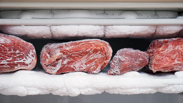 O método de descongelamento faz diferença na segurança dos alimentos preparados em casa. (Foto: Shutterstock)