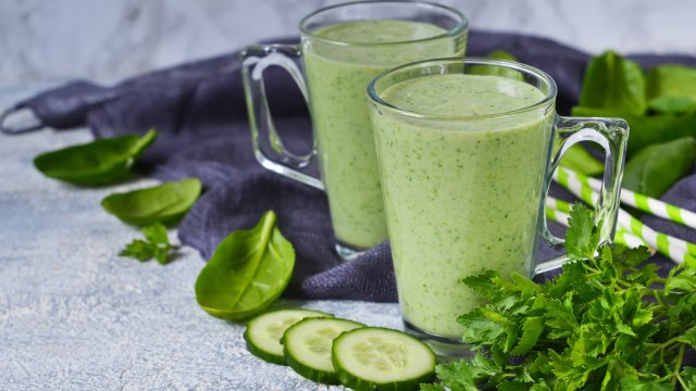Quais os benefícios do suco de pepino, salsa e kiwi e como fazer essa bomba de nutrientes de um jeito delicioso