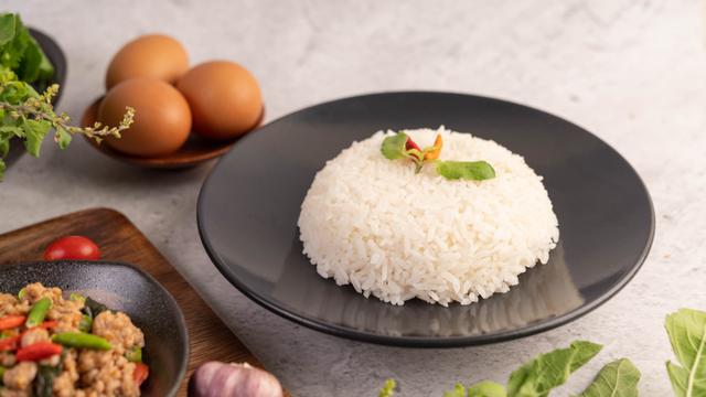 O arroz branco pode ser mais saudável um dia após cozimento (quase ninguém sabe!)