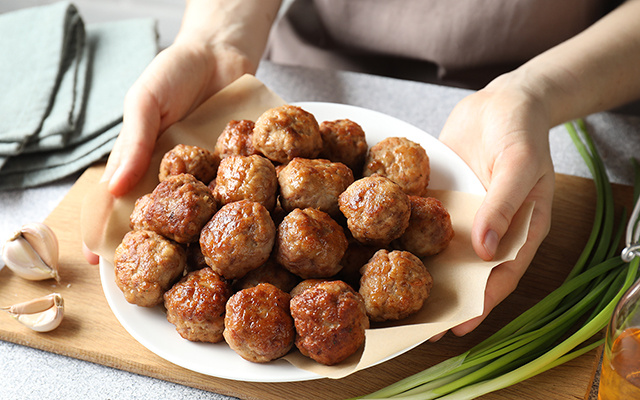 O segredo de uma avó cozinheira para fazer as melhores almôndegas com molho de tomate que já comi está nos ingredientes: "Eu coloco leite quente e caldo de carne”