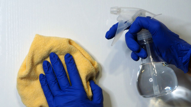 O poder do vinagre: 10 usos do vinagre branco na limpeza que vão te fazer aposentar os produtos caros