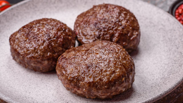 Experimente fazer hambúrgueres caseiros com a carne moída e deixe suas refeições mais saborosas (Créditos: Shutterstock)