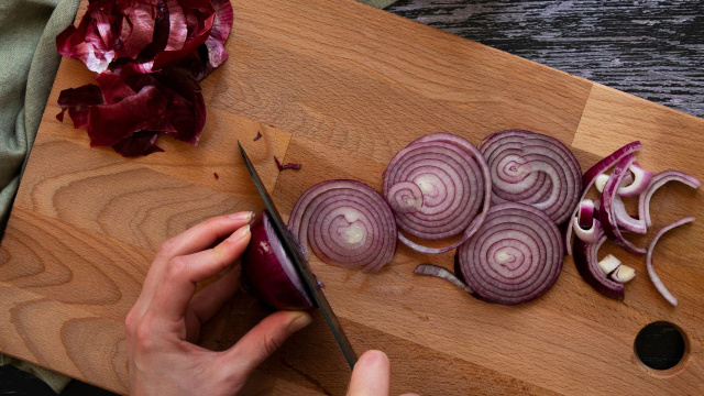 Adeus cheiro de mofo: 3 etapas (sem detergente!) para limpar tábua de cozinha de madeira do jeito certo