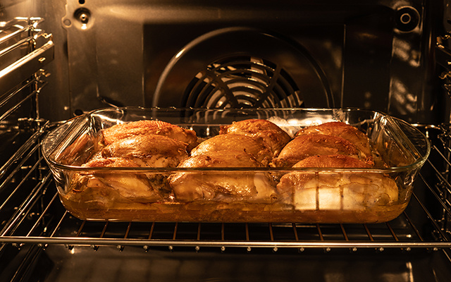 Coxa e sobrecoxa no forno: tempo exato e truques para dourar sem secar (fica suculento!)