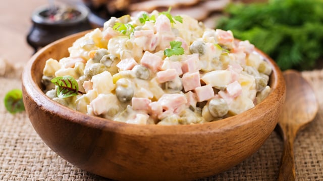 Os chefs bascos concordam: "O maior erro ao fazer salada russa é deixar um pouco do óleo do atum na mistura e não fazer maionese caseira."