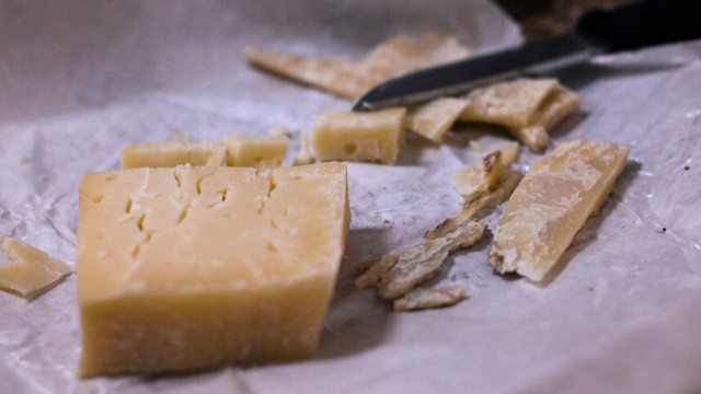 Sempre que ia ao supermercado, ele mordiscava um pedaço de queijo: o homem de 70 anos foi finalmente preso após vários meses de "beliscagem"