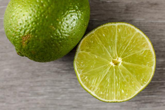 Benefícios de tomar limão de manhã: é isso que acontece com o seu corpo quando você ingere meia fruta por dia