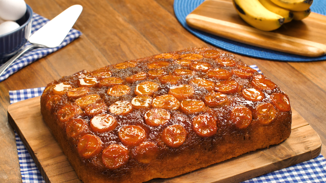 Como fazer bolo de banana caramelizada: TudoGostoso ensina uma receita melhor que de padaria e que fica pronta em menos de 1h!