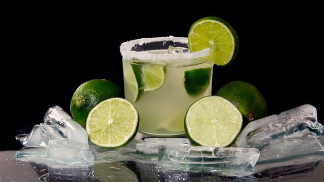 Como fazer caipirinha com vodka como um profissional: siga o passo a passo que aprendi com um bartender