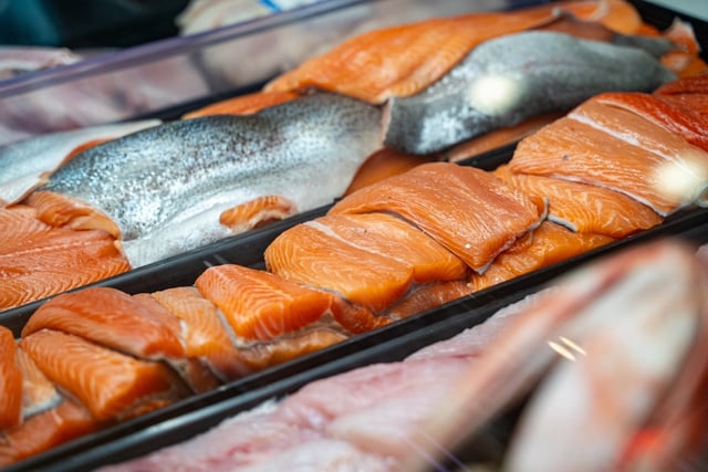 É verdade que quanto mais laranja o salmão, mais benéfico ele é? Desmistificando ideias erradas sobre a cor da carne do peixe