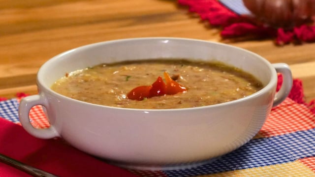 Receita fácil de fazer: creme quente de baroa com carne-seca é perfeito para o almoço ou jantar nos dias frios e o TudoGostoso te ensina