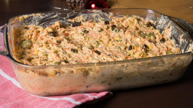 O salpicão de frango simples vai deixar o almoço de Dia dos Pais mais festivo! (Créditos: TudoGostoso)