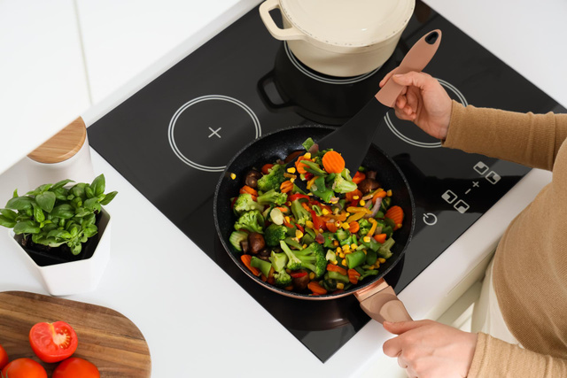 Tenha sua própria cozinha de Chef: Cafeteiras Espresso e Cooktops EOS com descontos arrasadores que antecipam a Black Friday!