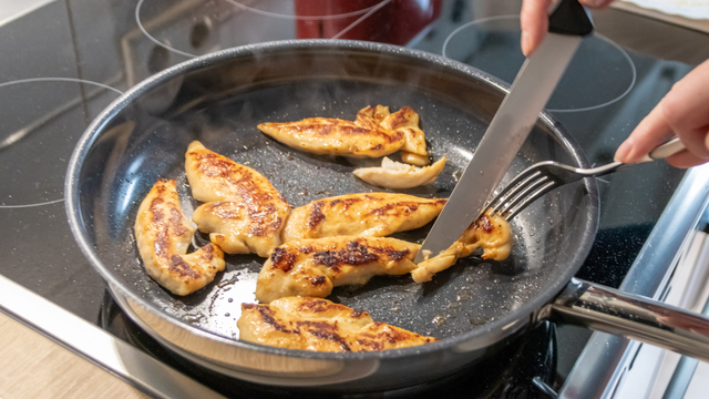 Carne de frango malpassada pode causar doença rara ou é mentira? Vídeo que viralizou está gerando preocupação