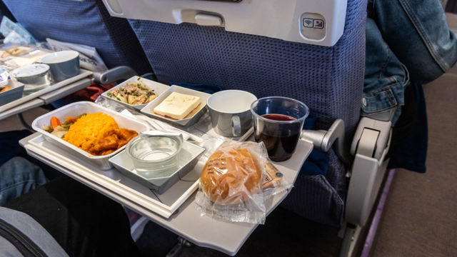Vai viajar de avião nas férias? Esses são os alimentos que você deve evitar durante o voo ou no aeroporto