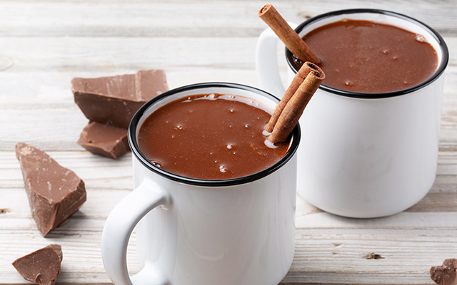 Minha avó fazia esse chocolate quente inusitado e era o maior sucesso entre os netos, agora faço pros meus filhos e eles amam!