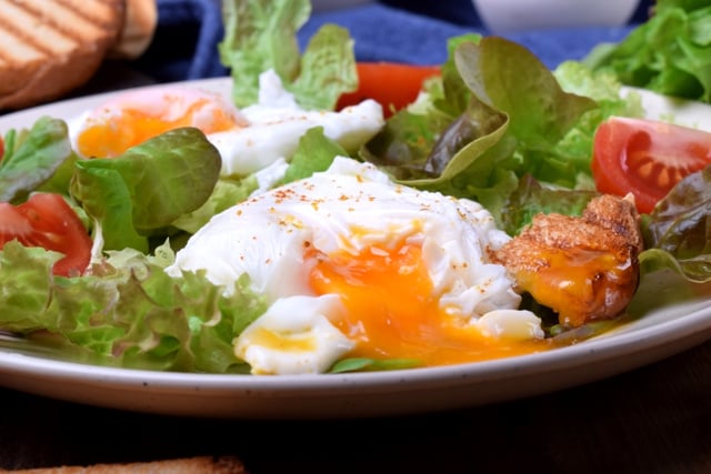 Tem um jeito muito simples de fazer ovo pochê em casa: é a forma mais fácil e o prato fica digno de chef