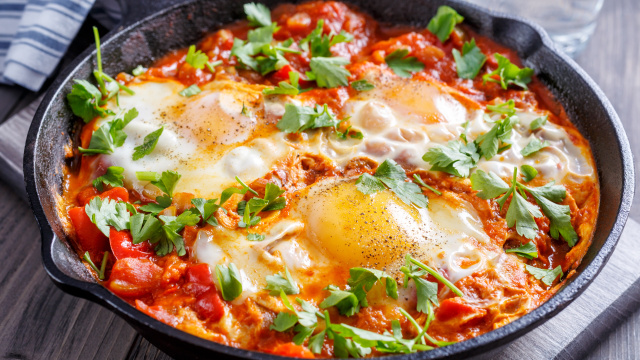 Você já fez ovos à pizzaiolo? Essa receita italiana é fácil, saudável e fica pronta em 20 minutos na frigideira