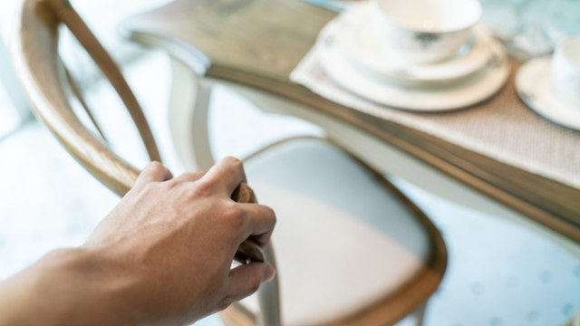 A psicologia explica: pessoas que empurram a cadeira ao sair da mesa costumam ter 9 comportamentos em comum