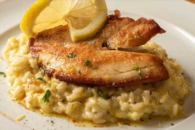 Risoto com camarão e peixe frito que fica pronto em 8h bomba na web, mas TudoGostoso ensina uma receita muito mais rápida!
