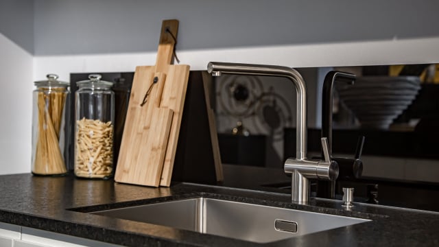 Apostar em materiais mais resistentes e com menor porosidade é mais vantajoso para a cozinha (Créditos: Magnific)