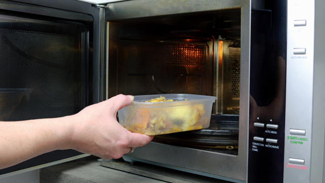 Por que você nunca deve reaquecer estes 3 alimentos comuns no micro-ondas; o terceiro vai te surpreender