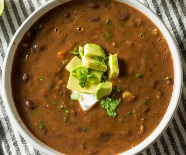 Sopa de feijão é a receita rápida e gostosa para fazer com sobras do alimento nesse inverno!