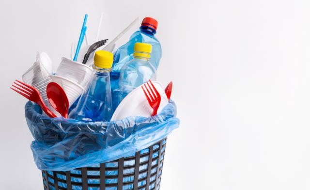 A crítica não é mais apenas contra quem usa plástico, mas também contra quem o recicla: a maior parte do plástico não é reciclável