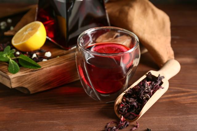 O chá de hibisco é rico em vitaminas do complexo B que estimulam a atividade cerebral. (créditros: Shutterstock)