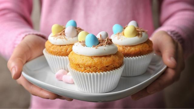Coloquei minha filha para decorar seu próprio cupcake e ela sempre me pede para repetir a receita