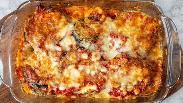 Caçarola italiana com berinjela, tomates e mussarela: receita favorita da minha avó direto para a sua mesa!
