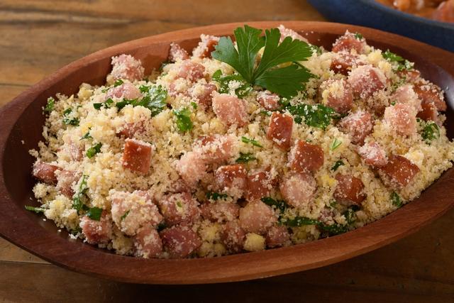 Essa é a melhor farofa de natal que eu já comi: receita simples, fácil e com bacon, é claro